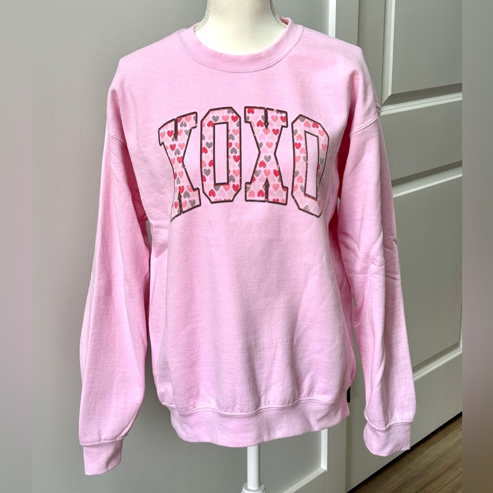 Gildan | Heavy Blend Pink XOXO Sweatshirt